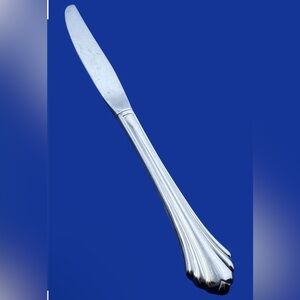 Oneida Bancroft Stainless Steel Dinner Knife with Shell-Style Handle - Silver